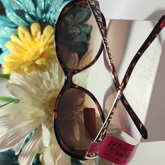 BETSEY JOHNSON SUNGLASSES - Picture 4 of 7
